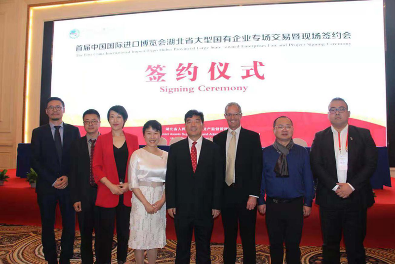 副省长曹广晶，新西兰贸发局董事MR. ARMSTRONG，ALPHA集团高管及营销公司总经理合影.png