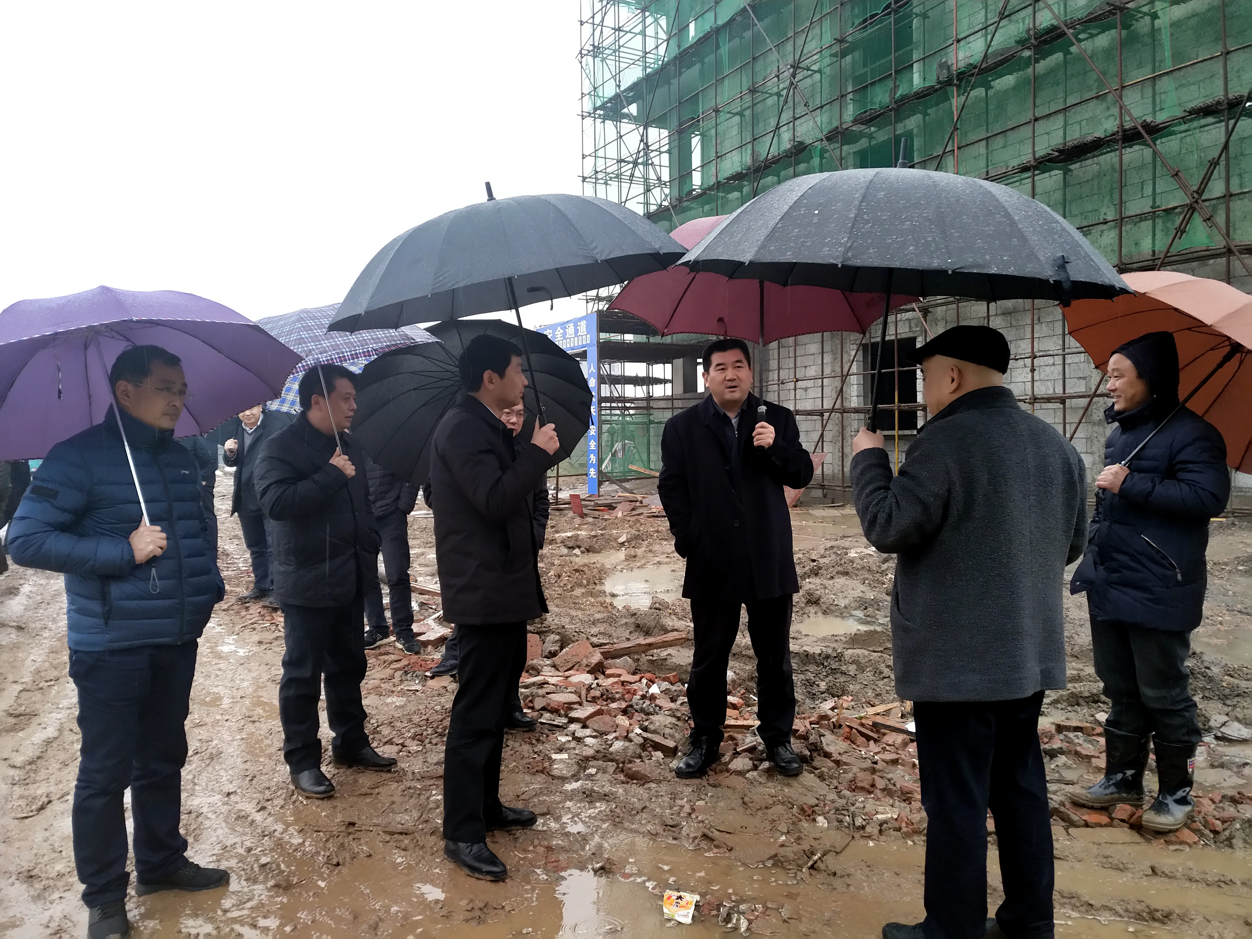 朱万奎同志一行实地察看康宏生态小龙虾加工项目建设现场.jpg