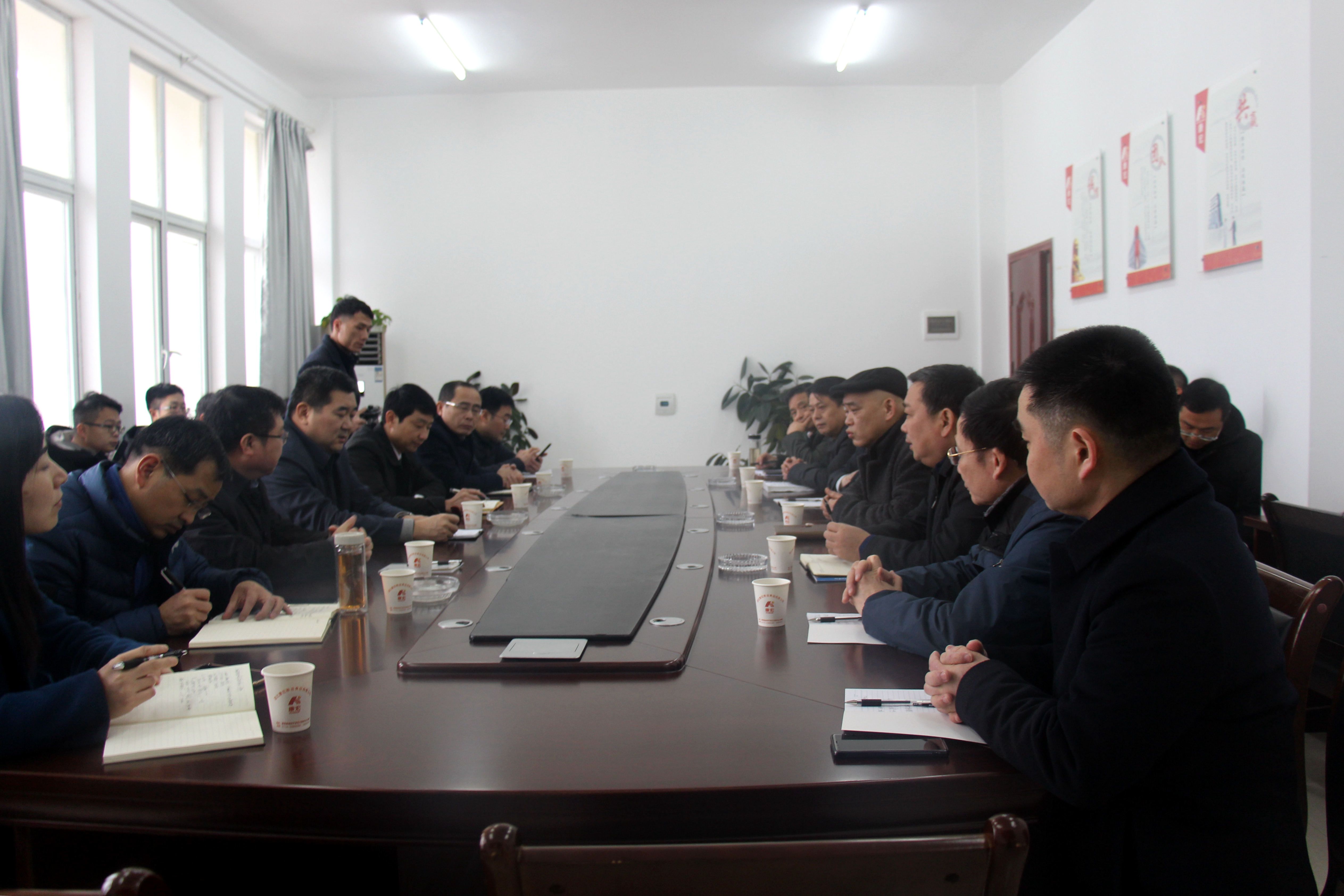 朱万奎同志一行听取康宏公司经营情况汇报并与黄梅县委、县政府及小池管委会主要负责人座谈.JPG